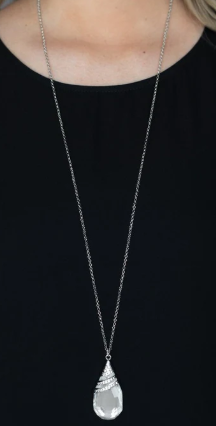 DEMANDINGLY DIVA WHITE NECKLACE