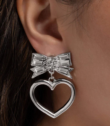 MATCHMAKING MODEL WHITE CLIP ON EARRING