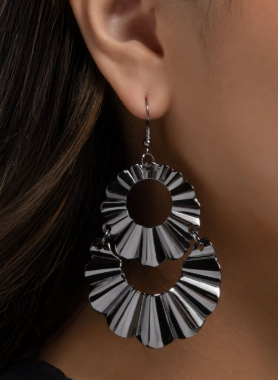 CRIMPED CONSISTENCY BLACK EARRING