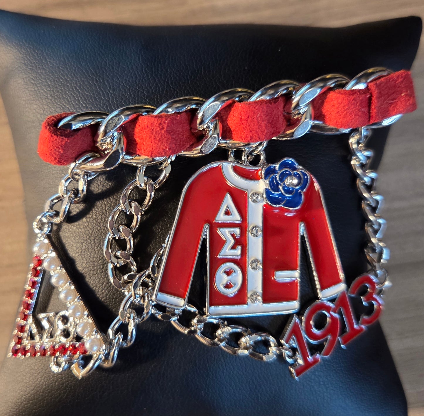 Delta Sigma Theta Sorority, Incorporated (ΔΣΘ) brooch