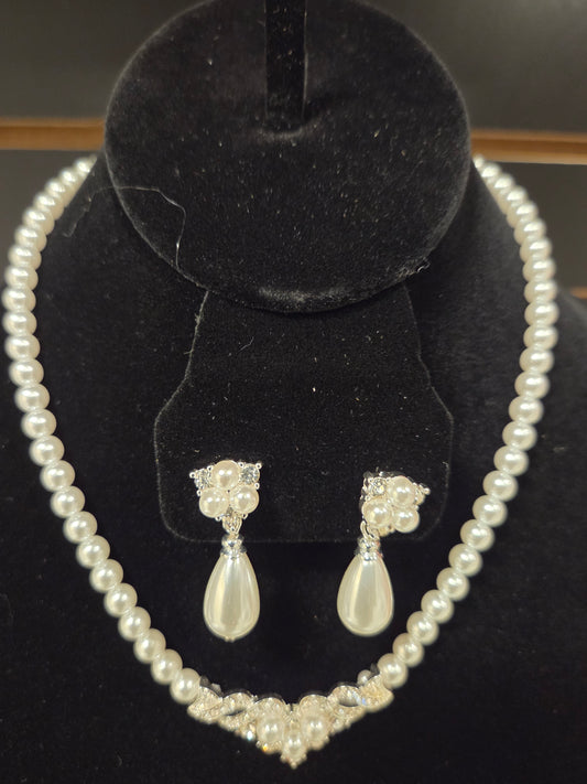 Elegant Teardrop Pearl & Rhinestone Necklace Set