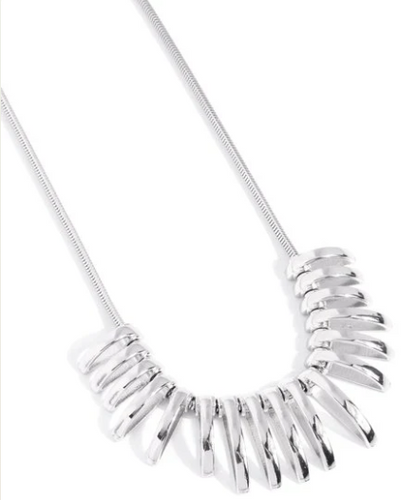 CHASING CHIC SILVER NECKLACE
