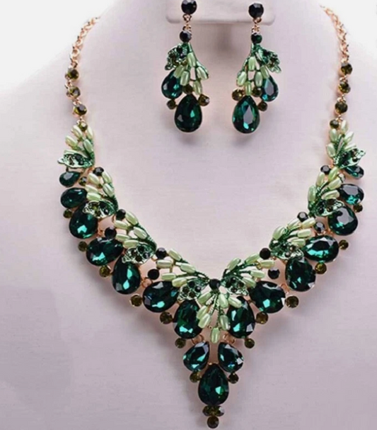DARK GREEN TEARDROP Stones Pearl Formal Necklace Set in Gold Setting