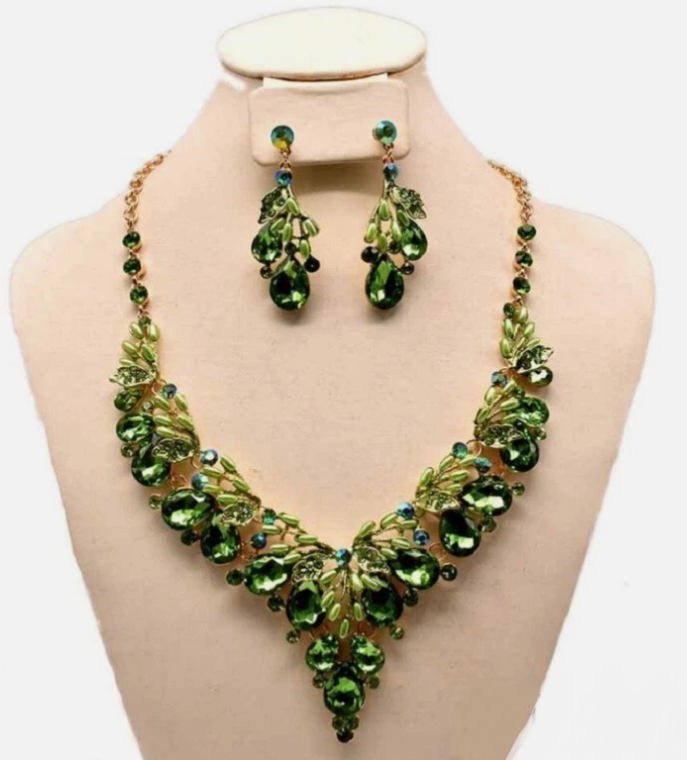 LIME GREEN TEARDROP Stones Pearl Formal Necklace Set in Gold Setting
